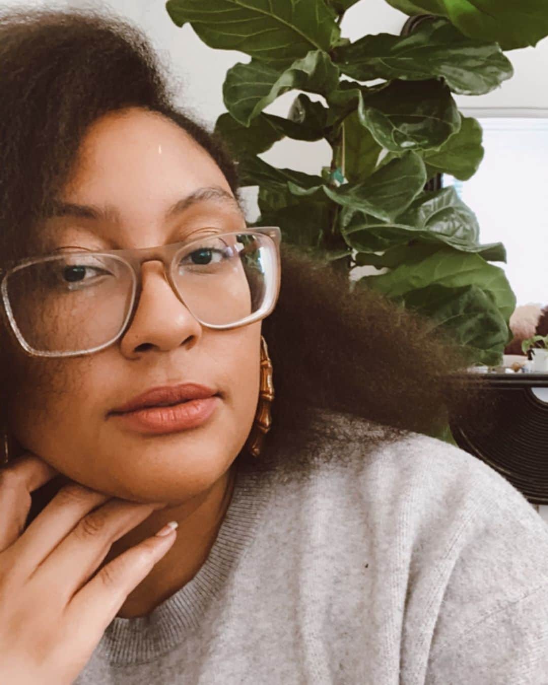 Grace Bonneyのインスタグラム：「Hey hey hey! It’s Jenelle from @ablackgirlinwestelm and today, I am doing a little take over here @designsponge  . I little bit about me; I am interior designer from St. Louis but I’ve been living in Phoenix for almost 10 years.  . My career path has been a pretty straight arrow.  I studied interior design in undergrad & followed it up with a Masters of Architecture. However, my love of how spaces are used has kept me pretty grounded in the interior design field.  .  I started @ablackgirlinwestelm as a way to connect & create a space for Black women in the design community.  Feeling isolated in my career, I wanted a safe haven for me & others to express who I am and hopefully inspire others. Along with that, I’m not a very DIY type of person & I wanted a platform that catered to that community too.  . Having @ablackgirlinwestelm has given me the support & courage to finally start my own business, which officially launched less that two weeks ago!  . So, stay tuned today, where I will be sharing with you my own personal experiences in the education & professional sides of design. I will also share glimpses of a current project I’m working on...my very first client!」