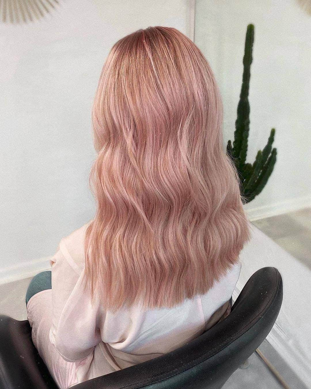 ghd hairさんのインスタグラム写真 - (ghd hairInstagram)「Anyone else *very* tempted by the pink hair trend?​  Obsessed with this look styled with the ghd platinum+ 💕 ​  @_annikalindgren_  #ghd #ghdpink #hairgoals #hairinspo #pinkwaves #pinkhair #rosegoldhair」7月29日 23時09分 - ghdhair