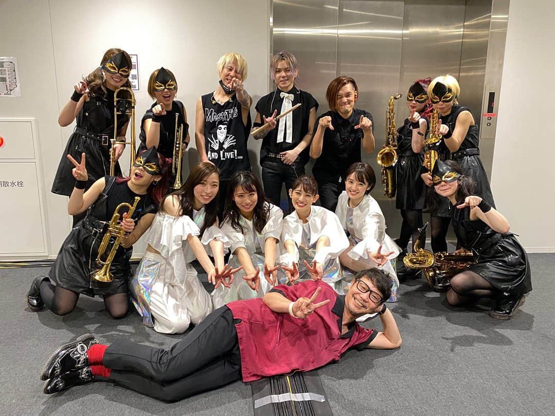 Tatsuya Amanoのインスタグラム：「‪昨夜はTEAM SHACHIの配信Liveにて、最強のバンドサウンドを目指しドラムを叩いてきました🥁‬﻿ ﻿ ‪楽しい時間、そして素晴らしい経験をありがとうございました！🤘🏻‬﻿ ﻿ ‪タフ民、そして視聴してくれたCrossfaithファンの皆さんにも感謝！‬﻿ ﻿  #シャチZERO﻿ #TEAMSHACHI」