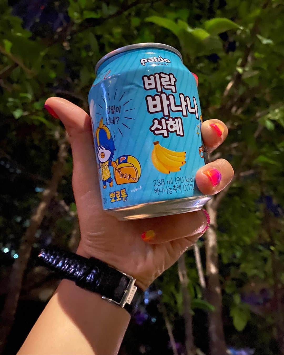 チョ・ミニョンさんのインスタグラム写真 - (チョ・ミニョンInstagram)「엄마 닮아서 한강 산책을 좋아하는 울 앙모들💗 엄마는 있잖아~? 우리 앙꼬가 욕심만 덜 부리면 가족 모두가 행복할 것 같아 😇🦋 모찌가 한땀 한땀 물어와서 소심하게 노는데 앙꼬가 귀신같이 소문 듣고 와서 뺏음,, #욕심부릴때앙꼬얼굴 개나 사람이나 욕심피면 인상이 왜 다 저모양으로 변할꼬 😞에구구  #조덕후운동화사랑👟 #앙모찌맘」7月29日 23時14分 - xxjominxx