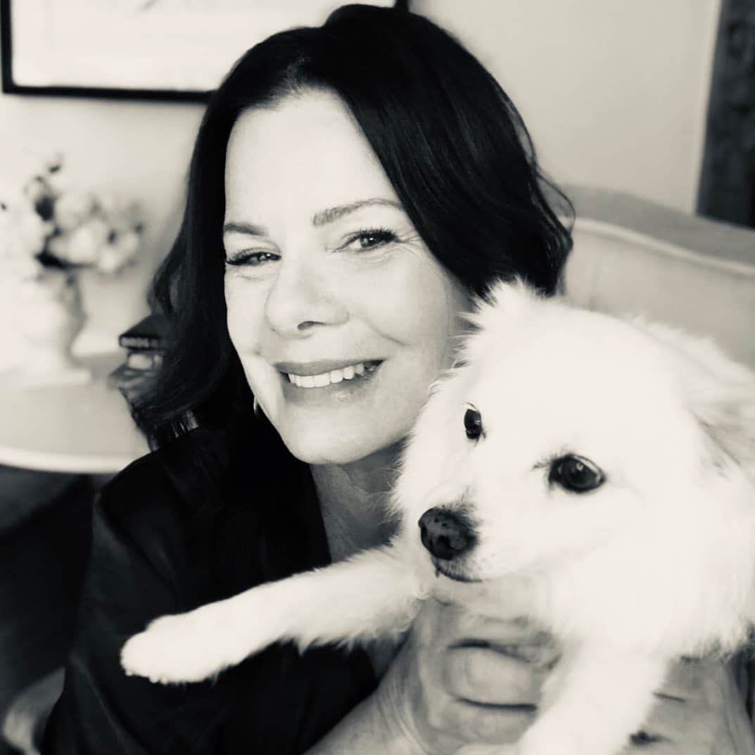 マーシャ・ゲイ・ハーデンのインスタグラム：「#challengeaccepted  Origin of this challenge is fighting femicide and domestic violence as happening in Turkey today. #turkishwomenmatter Thank you to the many phenomenal women in my life.  My mother, no longer here, was one of them. She taught me “you can if you think you can”. She told me that women are a community and we must support and help one another. She taught me that words are valuable and we must use them wisely. I am surrounded by loyal, hard-working, Women who believe in the values of respect and change.  We educate one another, we help one another, and we mentor one another. Thank you to all my dear women friends. (Including my 🌈’s!) As a tribute to you all, I’ll share this poem from one of my favorite phenomenal women, Maya Angelou.  Phenomenal Woman BY MAYA ANGELOU Pretty women wonder where my secret lies. I’m not cute or built to suit a fashion model’s size  But when I start to tell them, They think I’m telling lies. I say, It’s in the reach of my arms, The span of my hips,  The stride of my step,  The curl of my lips.  I’m a woman Phenomenally. Phenomenal woman,  That’s me.  I walk into a room Just as cool as you please,  And to a man, The fellows stand or Fall down on their knees.  Then they swarm around me, A hive of honey bees.  I say, It’s the fire in my eyes,  And the flash of my teeth,  The swing in my waist,  And the joy in my feet.  I’m a woman Phenomenally.  Phenomenal woman, That’s me.  Men themselves have wondered  What they see in me. They try so much But they can’t touch My inner mystery. When I try to show them,  They say they still can’t see.  I say, It’s in the arch of my back,  The sun of my smile, The ride of my breasts, The grace of my style. I’m a woman Phenomenally. Phenomenal woman, That’s me.  Now you understand Just why my head’s not bowed.  I don’t shout or jump about Or have to talk real loud.  When you see me passing, It ought to make you proud. I say, It’s in the click of my heels,  The bend of my hair,  the palm of my hand,  The need for my care.  ’Cause I’m a woman Phenomenally. Phenomenal woman, That’s me.  @thearmidalopez @camrynmanheim @jessybarden @melaniechandra @bonzsomerville #phenomalwomen」