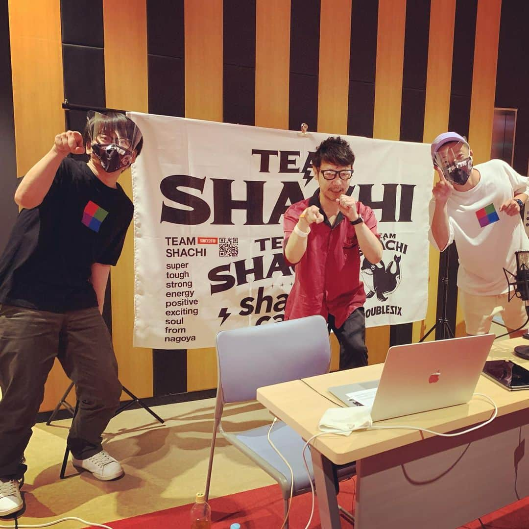 日高央さんのインスタグラム写真 - (日高央Instagram)「TEAM SHACHI配信LIVEメチャクチャ楽しかった！こんなご時世にスカッとする現場なかなか無いんで8/04まで残るYouTubeアーカイブ観まくって〜時間ない人は10月にBlu-ray出るから慌てずに…ちなみに2枚目の写真の瀬戸口氏と物販デザイナーあべ氏による副音声的動画にもお邪魔したからBlu-rayで？柚姫の部屋で？観れるかも…いや、そのままお蔵入りするかもだけど😅💦楽しくなさそうな人が誰もいない現場なかなかないから元気足んない人にはマジおすすめだよ✌️😙〜🎶  #Live #Streaming #シャチZERO #Lets #Stay #異空間 #Forever #and #StayPunkForever #with #TeamShachi #タフ民 #ブラス民 #バンド民 #FullScratch #Crossfaith #Miya #KickTheCanCrew #TheStarbems   https://youtu.be/khvgMpFbcq8」7月29日 23時31分 - hidakatoru