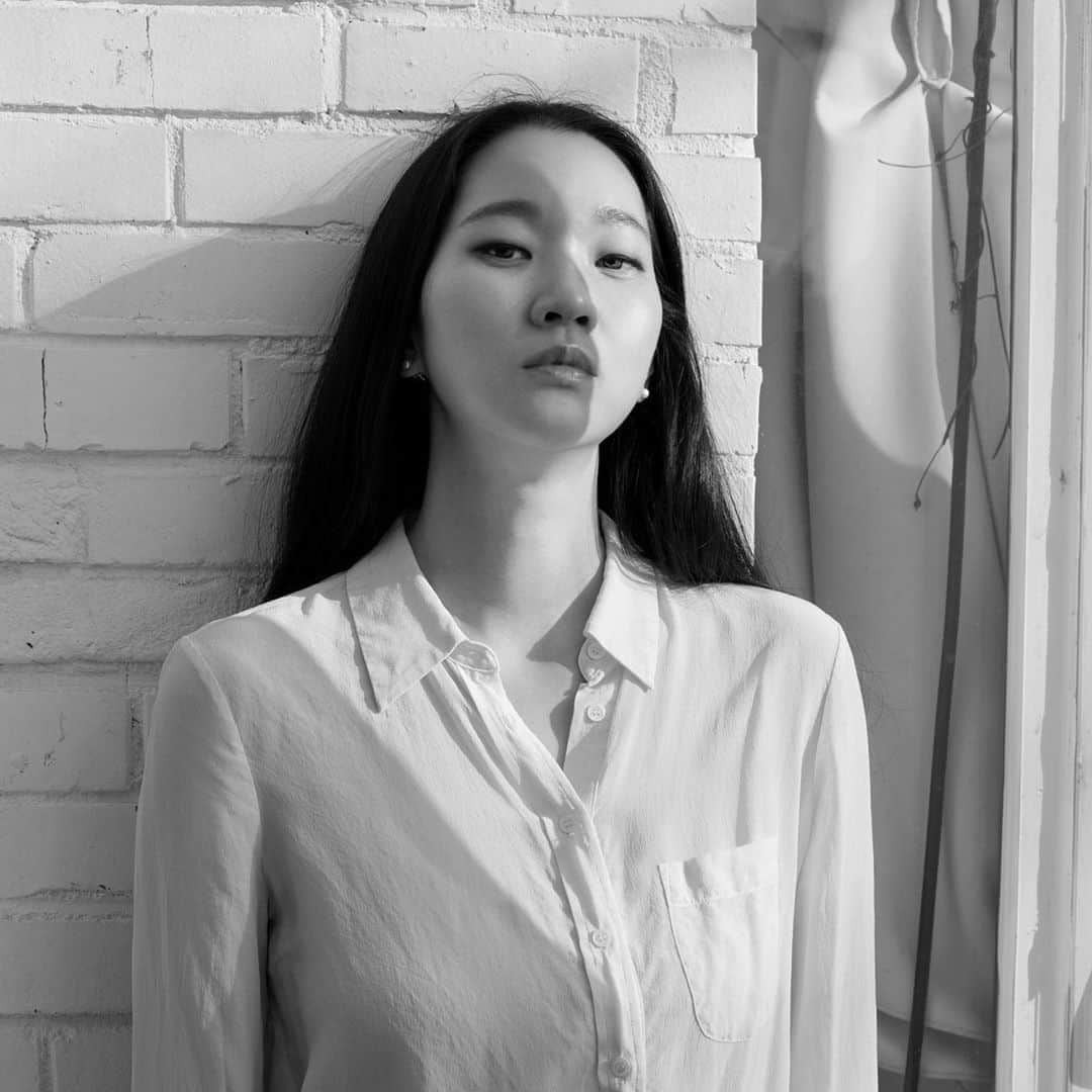 チャン・ユンジュのインスタグラム：「#challengeaccepted @nanankang @maymaykim   _ #womenempowerment #womensupportingwomen _ 우먼 서포팅 우먼 (women supporting women) 챌린지는 지난해 터키에서 가정폭력으로 숨진 수많은 여성들을 추모하고 기억하기 위해 시작된 챌린지로. 여성은 여성을 돕는다는 연대의 뜻을 담고 있다고 합니다.  _ 성별 국가 나이를 떠나서. 이 사회의 일원으로써 인간의 존엄성을 일깨우기 위해 이 챌린지에 저도 동참 합니다. 🖤」