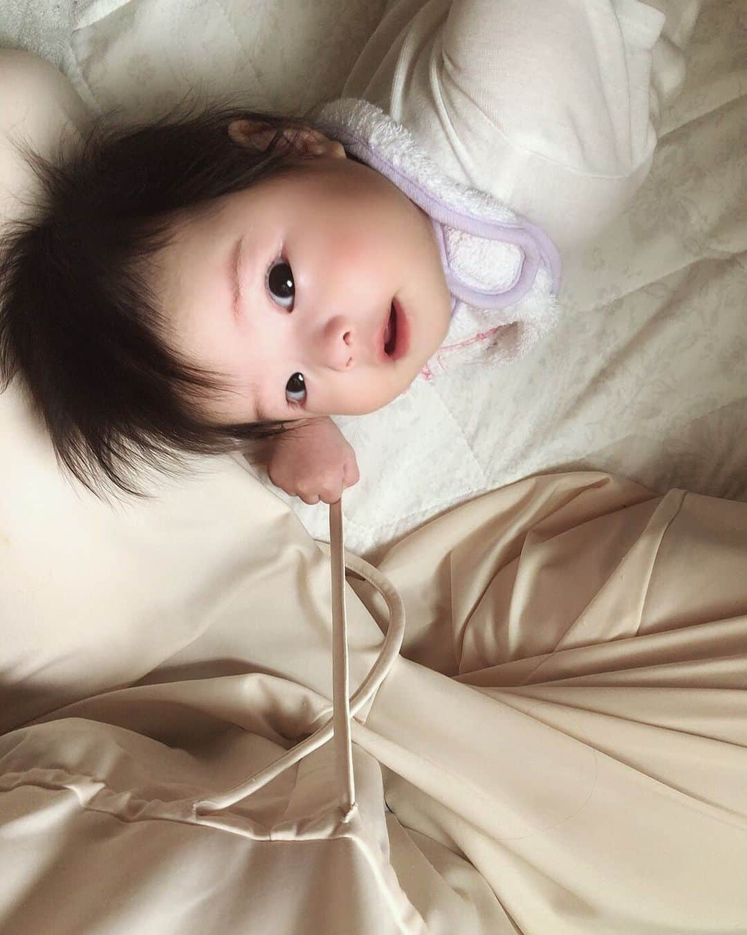 KIKKOさんのインスタグラム写真 - (KIKKOInstagram)「✔️ #babygirl 👶🏼💓 . これをこうでしょーー？？の顔です。笑 なんせ目に映るもの全てに興味が湧いてきた今日この頃。 目が離せやん😇ぷらすゴロゴロが激しすぎて ママのベッドやといつ落ちるかわからんから怖い😢💦 成長したね…と毎日思っております。 . ワンオペも明日で終わりと思いきや ぷらす1日されました🙂真顔 . やっとつかめたと思ってた生活リズムが まただんだん変わってきたり 離乳食ぶへーってしたり。笑 ママついていけません🙃🙃🙃🙃🙃 . 今日も1日、全国のパパママさんお疲れ様でした🙇🏼‍♀️ 明日もほどほどに頑張りましょう💁🏼‍♀️ . Good night ...🌙 .  #baby #babygirl #girl #love  #赤ちゃん #赤ちゃんのいる生活 #赤ちゃんのいる暮らし  #あかちゃん #あかちゃんのいる生活  #あかちゃんのいる暮らし  #生後5ヶ月 #べびすたぐらむ #べびふる #ベビー用品  #哺乳瓶 #離乳食 #プレママ #プレママさんと繋がりたい」7月29日 23時27分 - kikko.093