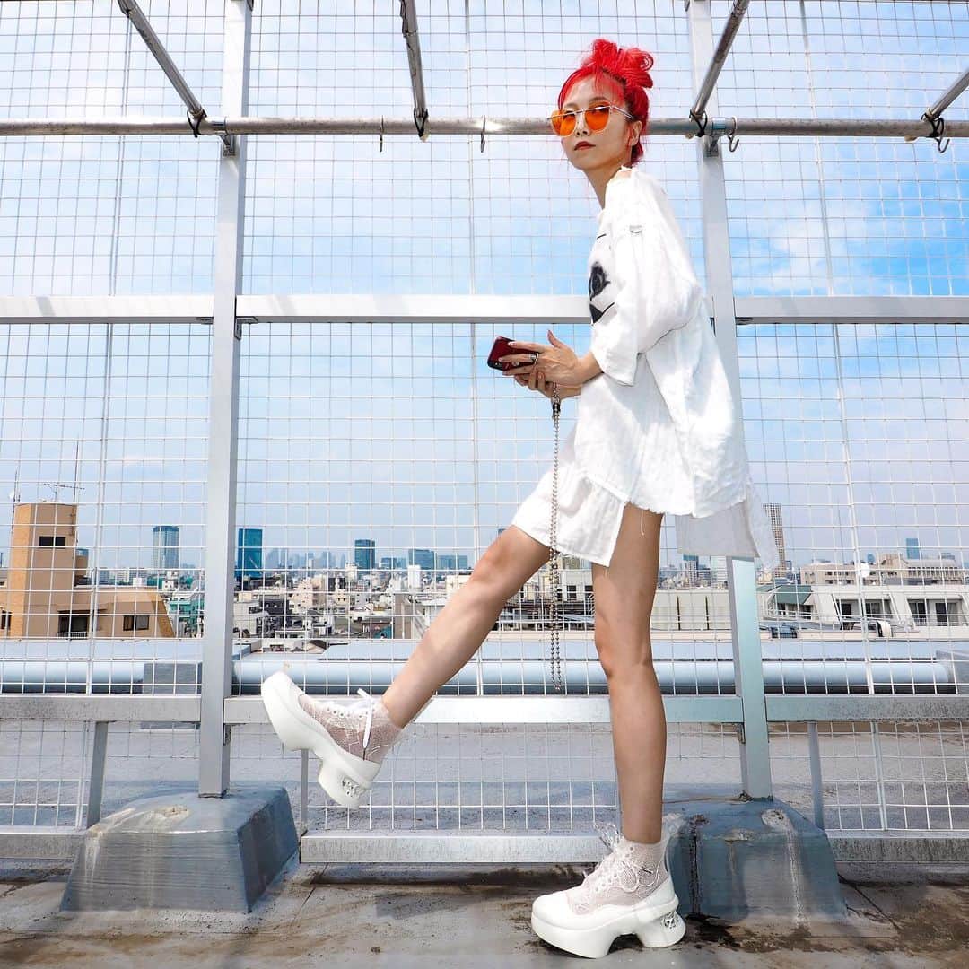 si ouxのインスタグラム：「MAGARIMONOのお靴パート2・・・！！！﻿ インソール以外ぜんぶ3Dプリンターで出力されてるそう。作るとこ展示で見てきたけど蜘蛛の糸でつむいでるようなかんじだった。﻿ @peatixjp で「magarimono」って検索すると展示予約できる！﻿ ﻿ ﻿ #きょうの太陽浴﻿ ﻿ ﻿ tops #nincompoopcapacity ﻿ shoes #magarimono_official @magarimono_official ﻿ eyewear #rejinapyo ﻿ iphone case #upaborn﻿ ﻿ ﻿ ﻿ ﻿ #selfportrait #自撮り #セルフポートレート #olympus #epl7 #olympuspen #olympusepl7 #mzuikodigitaled9_18mm #selfie #selfies #redhair #redhaircolor #redhaired #赤髪 #レッドヘアー」