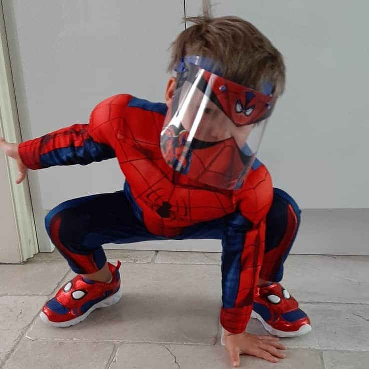 オルガ・キュリレンコさんのインスタグラム写真 - (オルガ・キュリレンコInstagram)「Even Spider-Man wears a face shield! Don’t forget to wear your masks and face shields! Даже Человек-Паук носит защитную маску! Не забывайте носить и вы!!!  _______________________________________________________ #CoronaVirus #Covid19 #FaceShield #Spiderman #Family」7月29日 23時34分 - olgakurylenkoofficial