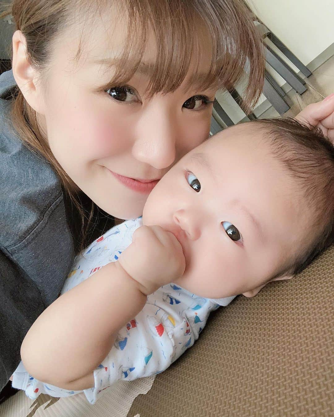 武田奈也さんのインスタグラム写真 - (武田奈也Instagram)「. 3month❤️ . より、ぷにぷにむちむちになってきました🥰 この頃は ミルク🍼の持ち方クセ強かったり ニコニコおしゃべりして 寝顔が癒しすぎて 食べちゃいそうです🙋‍♂️ぱく🤍 . はるが寝てから ママとパパも3ヶ月おめでとうって こたと食べました🎂 たまにぶーぶーうるさいけど いつも優しくて 愛してるぜ👨❣️ . #baby #babyboy #3month #男の子ベビー #男の子ママ #令和ベビー」7月29日 23時43分 - nana___takeda