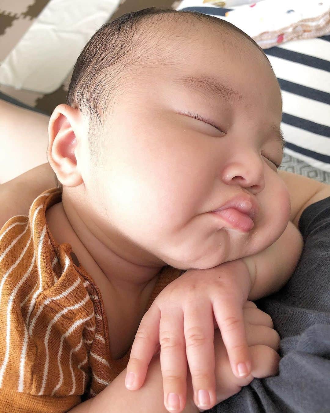 武田奈也さんのインスタグラム写真 - (武田奈也Instagram)「. 3month❤️ . より、ぷにぷにむちむちになってきました🥰 この頃は ミルク🍼の持ち方クセ強かったり ニコニコおしゃべりして 寝顔が癒しすぎて 食べちゃいそうです🙋‍♂️ぱく🤍 . はるが寝てから ママとパパも3ヶ月おめでとうって こたと食べました🎂 たまにぶーぶーうるさいけど いつも優しくて 愛してるぜ👨❣️ . #baby #babyboy #3month #男の子ベビー #男の子ママ #令和ベビー」7月29日 23時43分 - nana___takeda