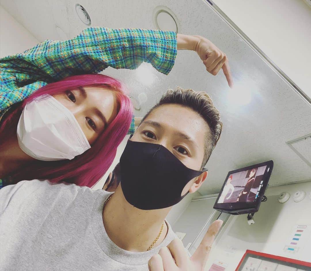 JaeWon Shimのインスタグラム：「반년 동안 유일 투샷.  우리희수 갓펠라 @_spella  나한테 꼬득임 당해 긴시간 작업해  만든 결과 “Naughty 놀이”  서로 의견과 스타일을 존중하며 줄겁고 힘들게 작업한 시간들이였습니다. 우리 스펠라한테 깊은 고마움을 전합니다. 작업 후기는 곧. #Naughty #놀이  #아이린 #슬기 #아슬프로젝트」