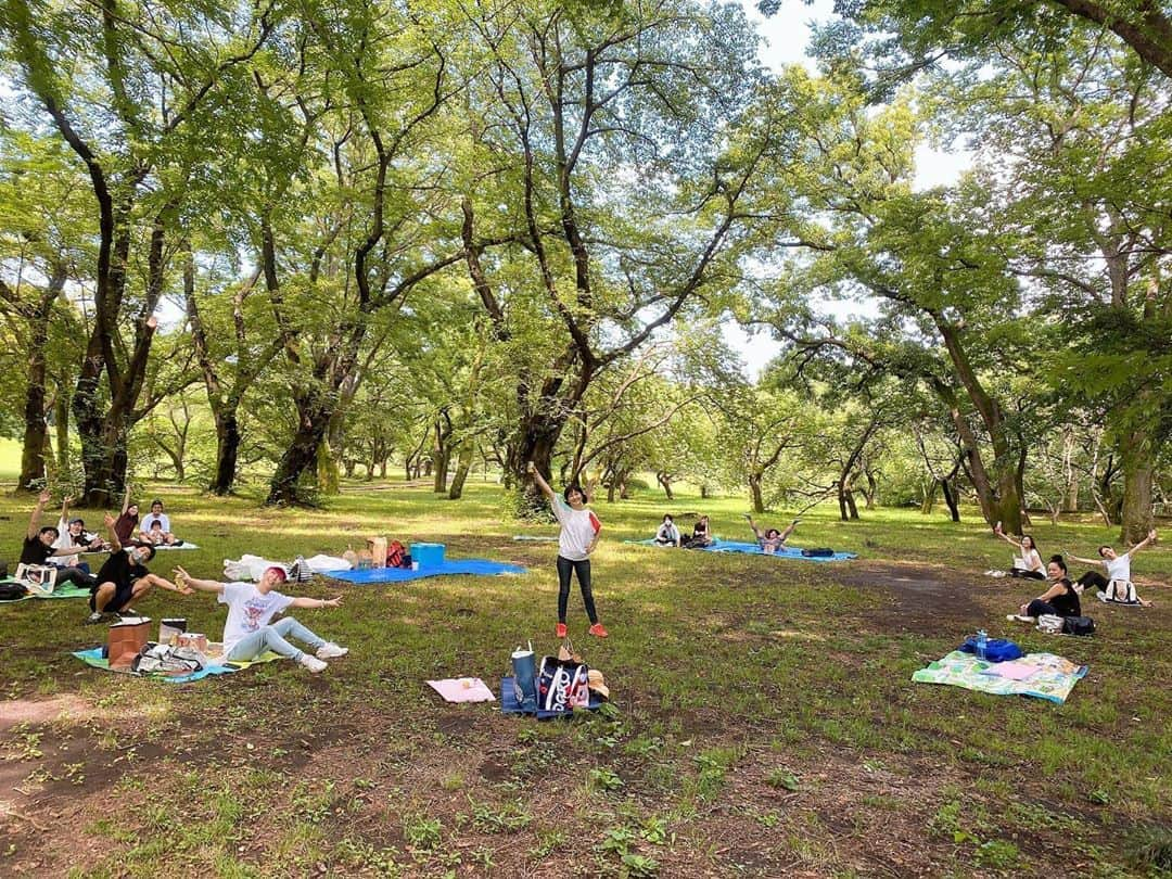 南果歩さんのインスタグラム写真 - (南果歩Instagram)「緊急事態宣言が解除された6月末の写真😊 公園に集まり、ソーシャルディスタンスを取りながら葉桜の会を開きました🍀 もちろん食べ物飲み物のシェアは無しで‼️ 桜はすっかり葉桜になっていたけれど、私達に素敵な木陰を用意してくれました🍀 みんなで大縄跳びをしたり、アトちゃん @littletagram  にワールドグレイテストストレッチを習ったり、アイちゃん @ig.tokyo  にセクササイズを教えてもらったり‼️ 外で大人が思いっきり遊びました🌈 またこんな会ができますように🍀🍀🍀 #ワールドグレイテストストレッチ  #大縄跳び #公園遊び  #大人も楽しい  #ソーシャルディスタンス #公園でピクニック #ペコラー #南果歩 #kahominami #japaneseactress」7月29日 23時58分 - kaho_minami