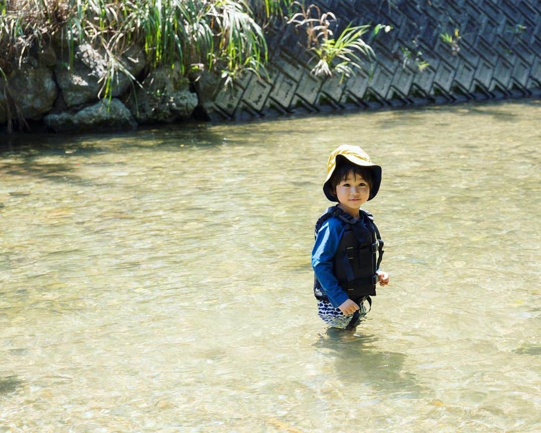 セソコマサユキのインスタグラム：「ようやくできた川遊び。  #沖縄 #移住 #子育て #川遊び #アウトドア #源河川」