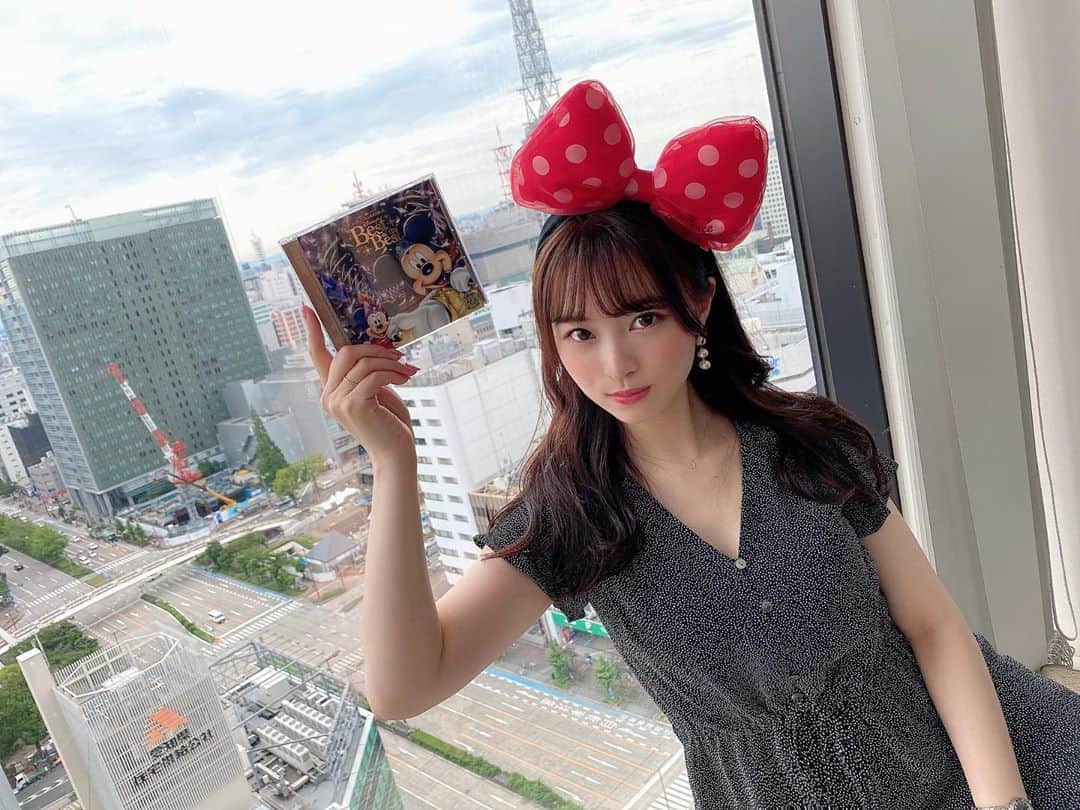 のインスタグラム：「.﻿ #今日の1枚﻿ #📻 ﻿ いつもDisney musicにパワーもらってます。 いい夢を😌🤍﻿ おやすみなさい👸🏼🏰💕﻿ #disney #goodnight」