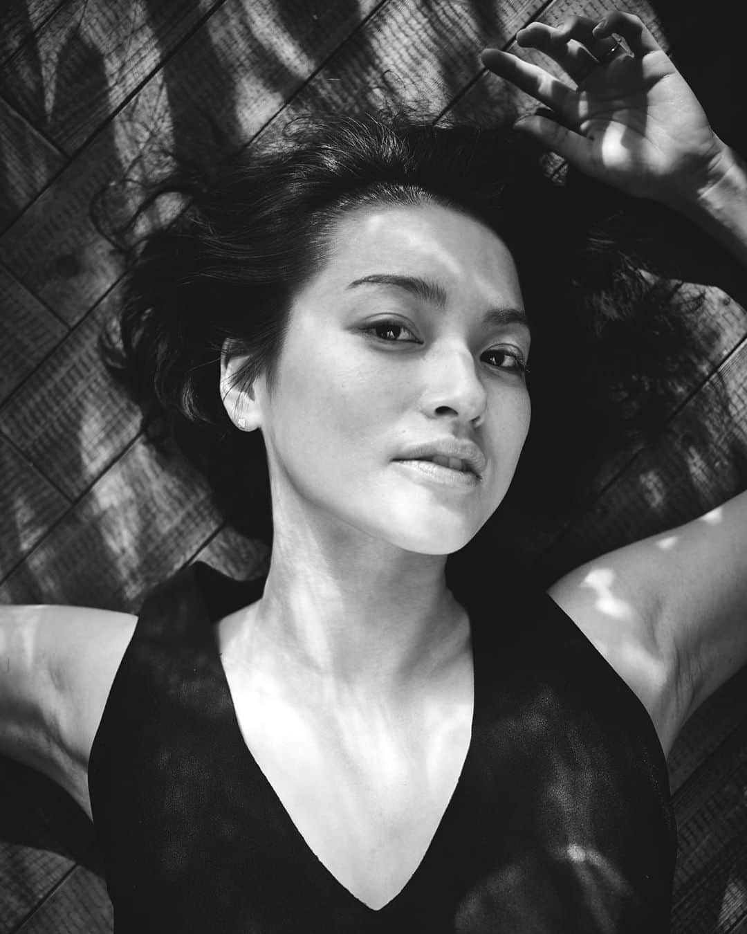 桃生亜希子のインスタグラム：「Girls just wanna have fun!!  　私は、女であることを楽しんでる。 　 　今、ここに生きていること。 　どんな時も、それを思いっきり味わうのだ。     　もっともっと自由で、軽やかで、鮮やかな世界になるといい。 　 　女が元気なら、きっとそうなる。 　お互いの美しさにフォーカスして、どんどんパワーアップしていこう🌈✨  　 　いつも太陽のように輝いている、大好きなBig sis @yukalicious と、小1からの幼なじみ、強くて美しい　@awawakawawa からバトンを受け取りました。🙏✨  #challengeaccepted」