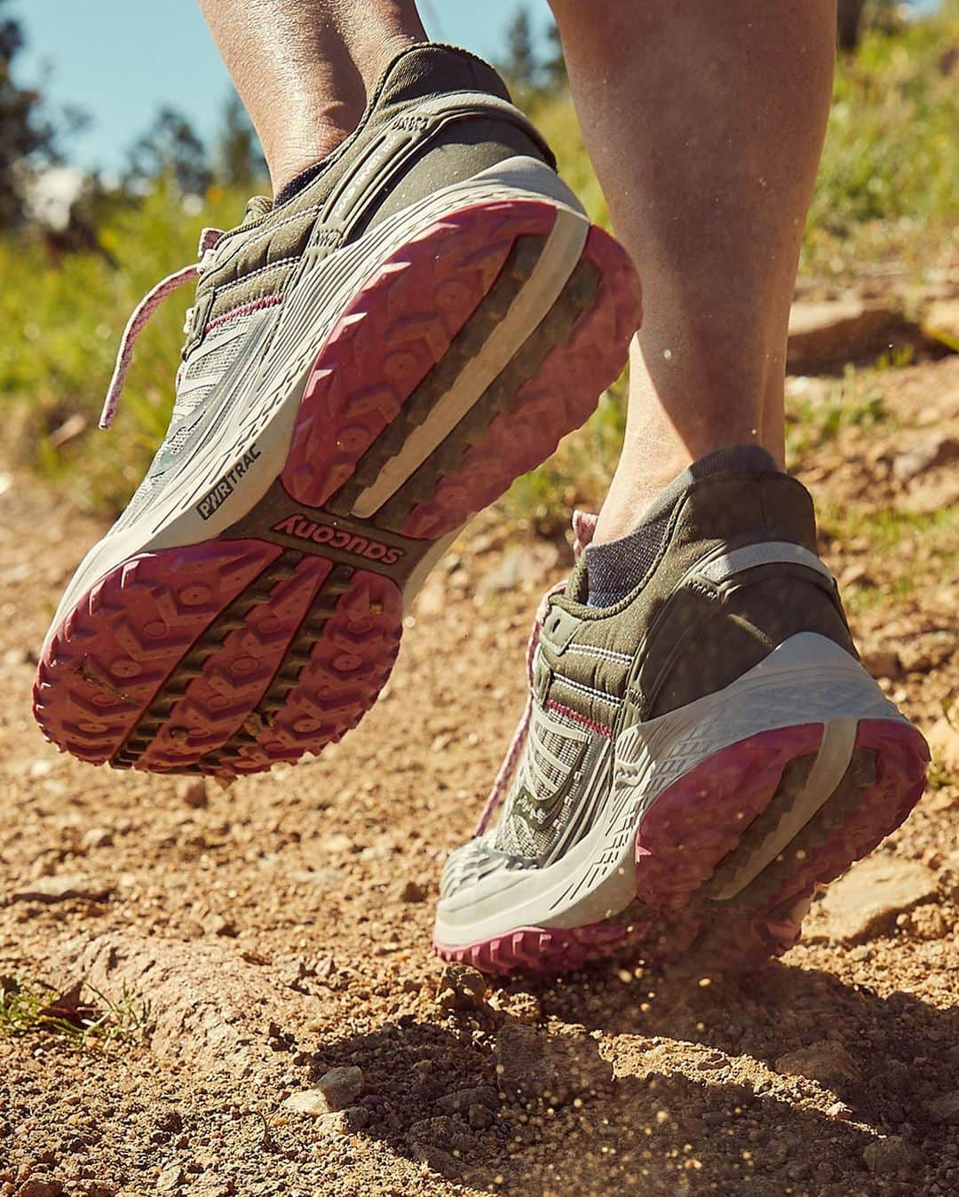 サッカニーさんのインスタグラム写真 - (サッカニーInstagram)「Grippy traction. Responsive cushioning. Non-stop options. ⁣⁣ ⁣⁣ The Mad River 2 can do it all.⁣ ⁣⁣ #MadRiver2 #RunForGood⁣」7月30日 0時07分 - saucony