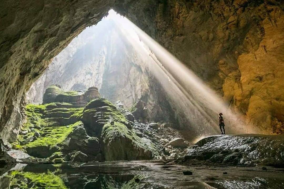 Discover Earthさんのインスタグラム写真 - (Discover EarthInstagram)「The “cave of the mountain river” is the world's largest natural cave by its volume!  Who who’d be brave enough to explore this wonderful place ?  🇻🇳 #discovervietnam with @rdeboodt  #vietnam #cave #wonderfulplaces」7月30日 0時00分 - discoverearth