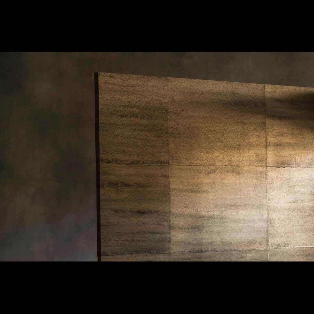 Wajueのインスタグラム：「#wajue #washi #wallpaper #japanesewallpaper #wallcovering #light #textures #luxuryhomes #surfacedesign #ecomaterials #interiordesign #interior #design #interiordesigner #interior_design #interiorart #interiorstyle #lighting #hoteldesign #hoteldesigner #shopdesign #shopdesigner #hoteldecor #materials #handmade #luxurylifestyle #luxurydesign #designideas #deco #artwork」