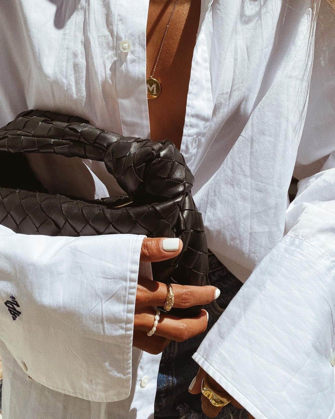 ジュリー・サリニャーナのインスタグラム：「loves a good white shirt & white nails. 🖤✔️」