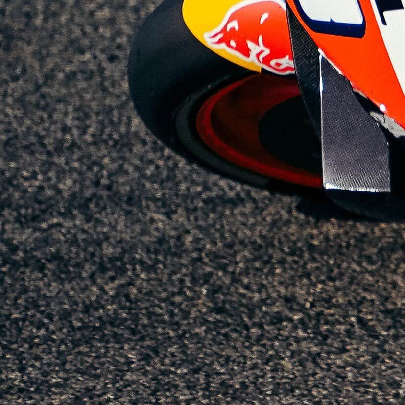 レプソル・ホンダのインスタグラム：「How close do you want to get? 👀」