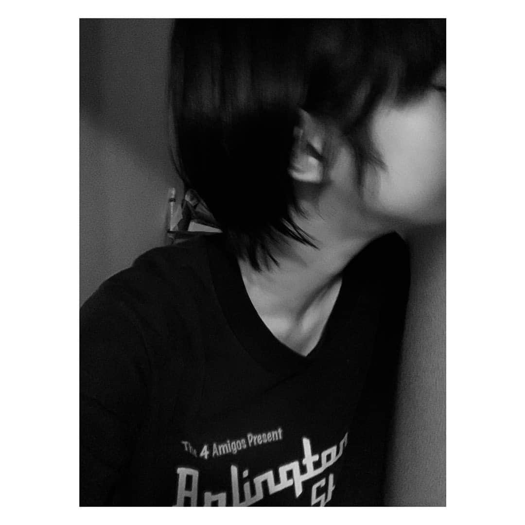 石川瑠華さんのインスタグラム写真 - (石川瑠華Instagram)「髪を切ったのですが、 襟足がめちゃくちゃいいです。  自分ではあまり上手く写真が撮れないのですが。」7月30日 0時20分 - ___rukaishikawa