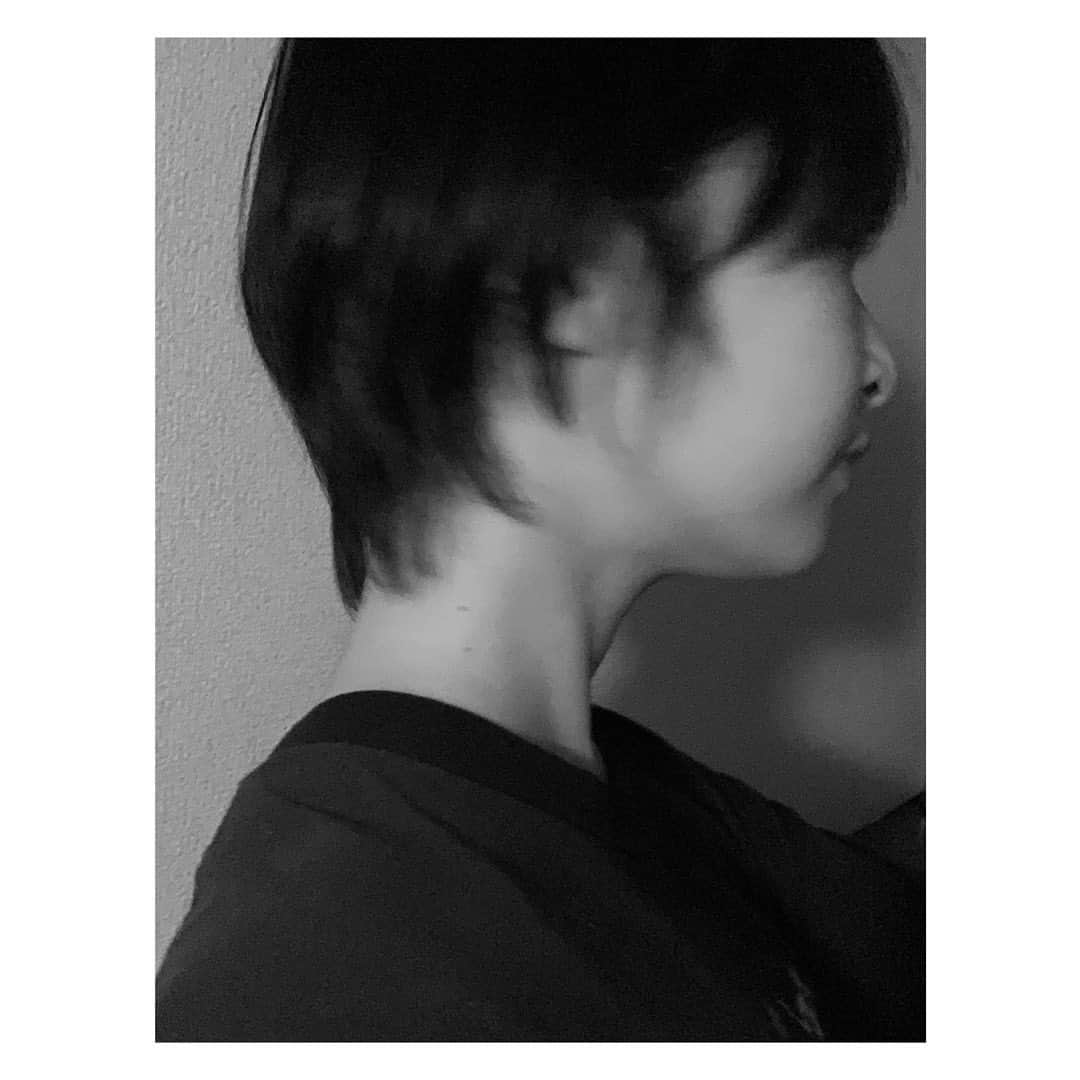 石川瑠華さんのインスタグラム写真 - (石川瑠華Instagram)「髪を切ったのですが、 襟足がめちゃくちゃいいです。  自分ではあまり上手く写真が撮れないのですが。」7月30日 0時20分 - ___rukaishikawa