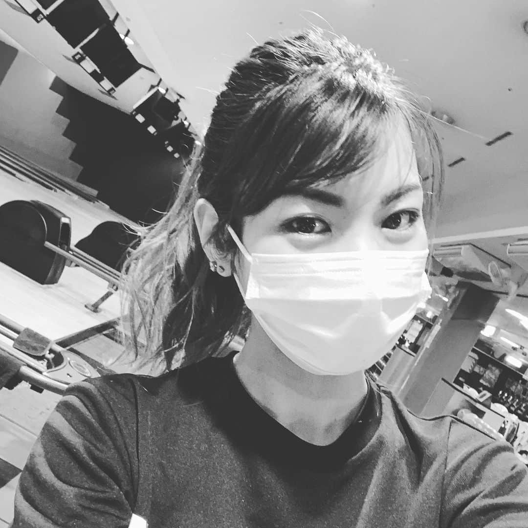 竹原三貴のインスタグラム：「マスクして写真白黒にしたら週刊誌みたいになった 머리가예쁘게할수있다고기분좋아요 💇‍♀️❤️ #ポニーテール #上手にできた #記念 #ヘアセット #bowling #ボウリング #ボーリング #볼링」