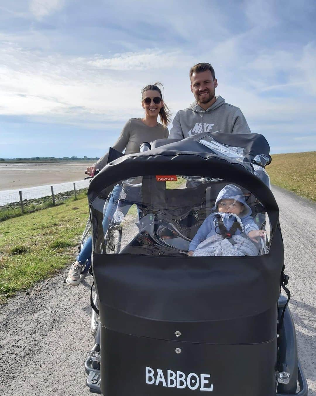 シモン・ミニョレさんのインスタグラム写真 - (シモン・ミニョレInstagram)「Family goals @babboe_cargobike 🥰🖤💯」7月30日 0時29分 - 22mignolet22