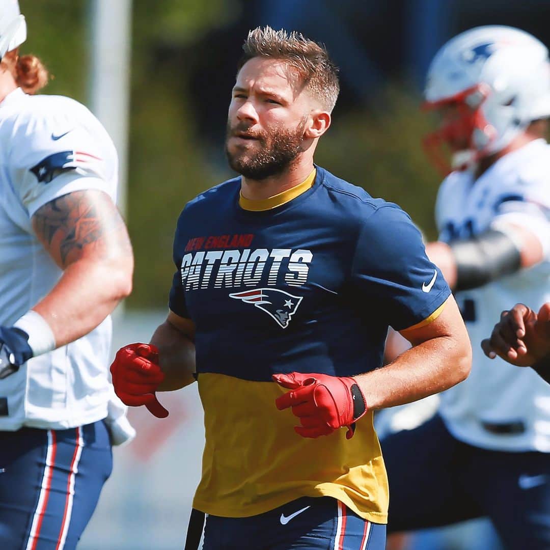 のインスタグラム：「Each year for more than a decade, the last week in July has meant one thing, training camp. This year is unlike any other in so many ways, but it also has its similarities. Camp is all about facing challenges head on. Overcoming adversity. This year is no different. Improve every day, keep your eye on the ball, and get those legs churning. #RelentlessMindset 🏈 🐿 😷 🏟 ☀️」