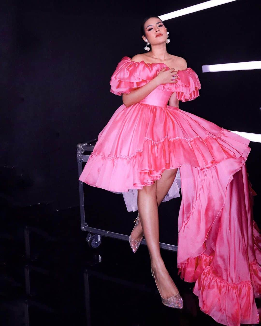 Raisa Andrianaさんのインスタグラム写真 - (Raisa AndrianaInstagram)「Frilly flirty bubble gum pink @didibudiardjo dress. What more could a girl want? 🌸 사랑해요 🌸#RaisaYOU」7月30日 0時31分 - raisa6690