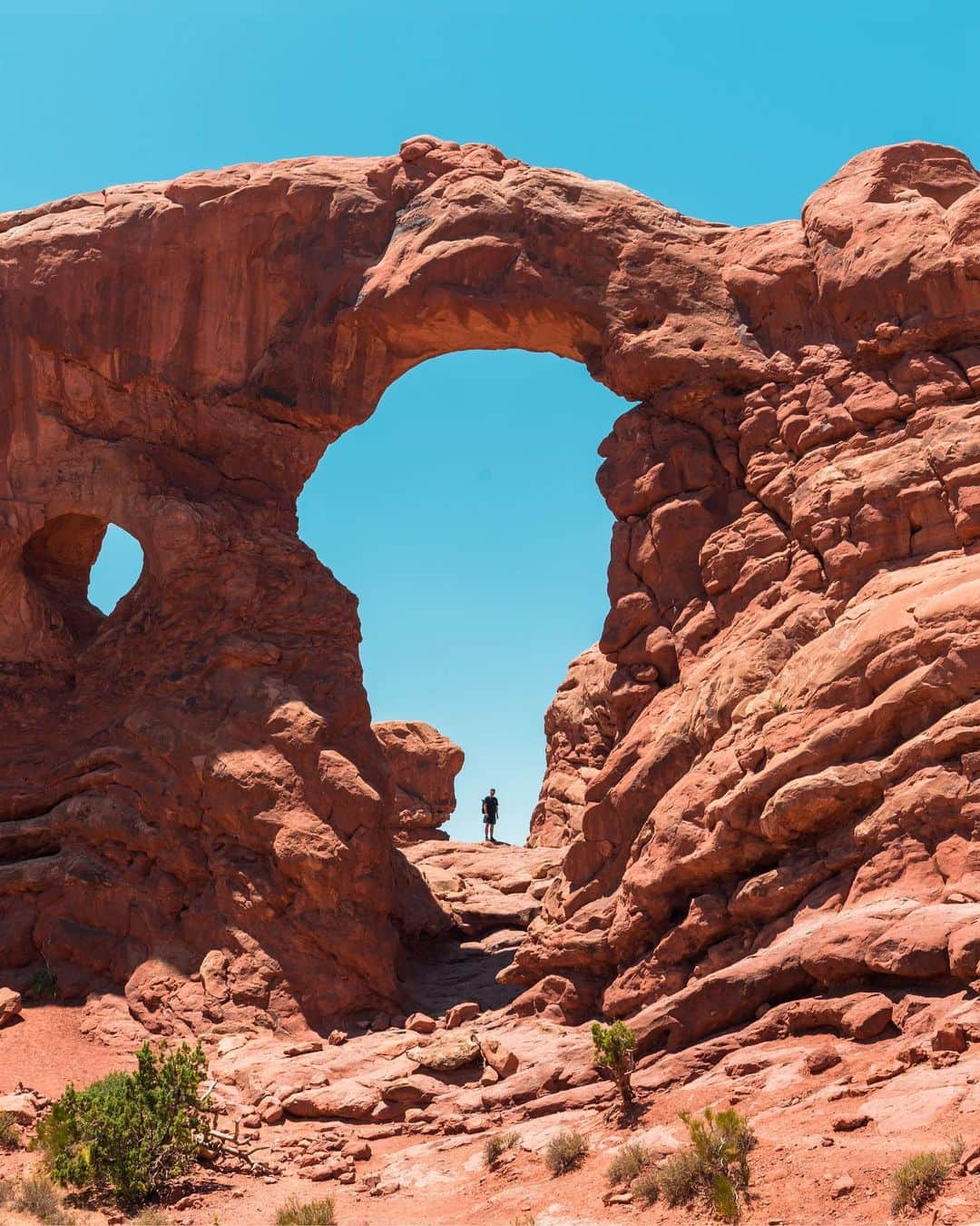 BEAUTIFUL DESTINATIONSさんのインスタグラム写真 - (BEAUTIFUL DESTINATIONSInstagram)「The insane geography of Utah continues to leave us awestruck! 🤩 Have you been to this state yet? We are virtually exploring this beautiful destination today on our Story, check it out to see more amazing shots. 🏜️ ⠀⠀ ⠀⠀ Plus tag a friend who'd love to travel here in the future! #UnitedStories (In partnership with @visittheusa) ⠀⠀ ⠀⠀ 📸 @asenseofhuber ⠀⠀ 📍1. Arches National Park, 2. Canyonlands National Park, Utah」7月30日 0時31分 - beautifuldestinations