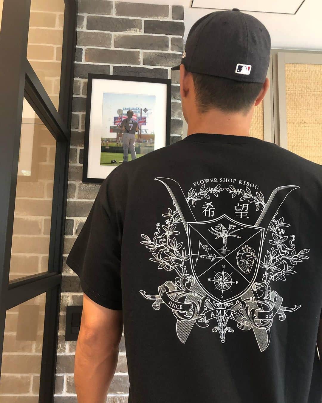 青木佐知のインスタグラム：「・ @azumamakoto  素敵なTシャツ✨ ただいま、 渋谷宮下公園でポップアップ開催中😍 そちらで購入できるらしいです❣️ ありがとうございます🙏✨ 🔜 #希望」