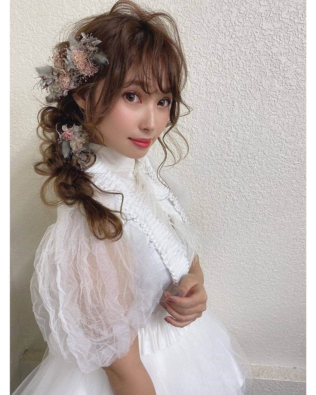 ♡プラコレWedding·⋆*さんのインスタグラム写真 - (♡プラコレWedding·⋆*Instagram)「@placolewedding【#Dressy花嫁 】【#プラコレ】をつけて投稿&フォローしてね♩ . ＝＝＝＝＝＝＝＝ .  Instagramで人気の編みおろしヘア💇‍♀️   編みおろしヘアは披露宴やお色直しで とっても人気のウェディングヘアなんですよ♡ カラードレスとの相性もよく、 いろんなデザインがあるのでおすすめ◎* ナチュラルウェディングにもぴったりです💐 . ＝＝＝＝＝＝＝＝ 📷 photo by 1.2枚目>@daisuke_5511 さん 3枚目>@s0ne0910 さん 4枚目>@guchiyama_wedding さん ＝＝＝＝＝＝＝＝ 『#Dressy花嫁』『#プラコレ』の ハッシュタグをつけて写真をUPしてね✦ 花嫁アプリ『Dressy by プラコレ』の 記事に掲載＆リグラムされるかも♩ . みなさまからのいいねや保存 コメントをお待ちしています♥ 「このウェディングドレス可愛い！」 「ヘアスタイルも気になる！！」 「今の花嫁さんの流行りは！？」etc. . ＝＝＝＝＝＝＝＝ 花嫁アプリでは、 プロのアドバイザーに結婚式の相談を何度でも♡ ウェディングドレスの記事や、 自分のウェディングレポを残せちゃう♡” . ＞＞＞TOPのURLからcheck ⋈ @placolewedding ＞＞＞結婚のご相談は プラコレウェディングアドバイザーへ♡ @wedding_adviser ＞＞＞ウェディングレポを残したいなら、 farny by プラコレをcheck ✎ @farny_wedding ＞＞＞ウェディングアイテム＆DIYは farnyアイテムをcheck ❁ @farny_wd.item >>>素敵なドレスに出会いたい花嫁さま♡ @dressyonline_をcheck . ＝＝＝＝＝＝＝＝ . #プレ花嫁 #卒花 #花嫁 #卒花嫁 #結婚 #結婚式 #結婚準備 #花嫁準備 #weddingtbt #ウェディングヘア #ヘアアレンジ #トータルコーディネート #花嫁コーディネート #試着レポ #farnyレポ #2020夏婚 #2020秋婚 #2020冬婚 #花嫁ヘア #カラードレス #お色直し #ブライダルヘア #ブライダル #編み下ろしヘア #編み下ろし #おしゃれ花嫁」7月30日 10時03分 - placole_dressy