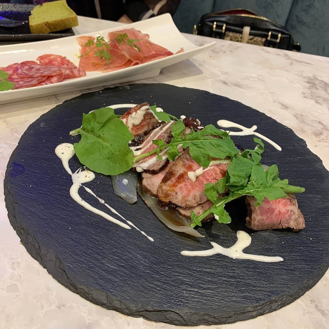 松浦麻里奈さんのインスタグラム写真 - (松浦麻里奈Instagram)「錦糸町にある、新しく出来た【@tokyovalon】 ディナー🌃🍴昼はこれより明るいよ☀️ 店内はプロジェクションマッピング！！ MOVI🎥まとめ  店内は広々としてるしスタッフがよく見える😁  ここのワインは、ボトルがリーズナブル❢❢ 目利きされてるワインも一押しみたい🙆💕 ピノワール頼んだんやけど美味しかった😋🍴  お料理は、見た目からしてもお洒落！ ▼ローストビーフが柔らかくて、歯ごたえ充分。 下にある玉ねぎが臭みもなく柔らかくて美味しかった。 ヨーグルトソースが、お皿についてるんだけど さっぱりとしたお味に🙌💕  ▼トリュフ、フォアグラビスマルクのピザ オススメです(ㅅ´ ˘ `)半熟卵に、フォアグラが ごろごろ散りばめられてて、トリュフが厚切り🙋  椎茸を食べてるかのような食感★  パスタ、ボロネーゼもとっても濃厚だった。 量はボリューム少なめだけど濃厚さでお腹いっぱい(∗ˊᵕ`∗)  そして、デザートにパイナップルのかき氷！  どーんっと、大きなパイナップルの半切りの中に ココナッツ、ナダテココ、パイナップル、ハワイアンブルー そして、色んな具がゴロリと、かき氷はふんわり😍  このお花も食べられるんだよーっ☺️ 初めて食べた！  #錦糸町イタリアン #VALONTOKYO #錦糸町かき氷 #pr #ピザ #海 #パスタ #かき氷 #ふんわりかき氷 #錦糸町グルメ #東京グルメ #ワイン #イタリアン  #デザート #desert #お洒落なディナー  #お洒落な雰囲気 #dinnertime #lunch #果物 #ビスマルク  #赤ワイン #グルメ #goodtime #グルメスタグラム  #ローストビーフ #パスタランチ #お洒落カフェ #お洒落ランチ」7月30日 10時04分 - ay114.831m