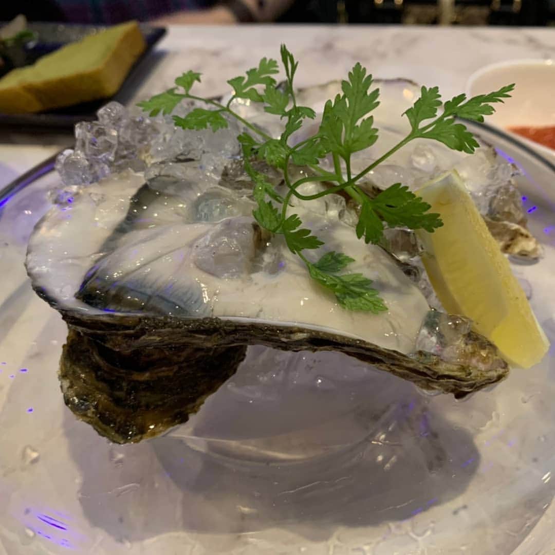 松浦麻里奈さんのインスタグラム写真 - (松浦麻里奈Instagram)「錦糸町にある、新しく出来た【@tokyovalon】 ディナー🌃🍴昼はこれより明るいよ☀️ 店内はプロジェクションマッピング！！ MOVI🎥まとめ  店内は広々としてるしスタッフがよく見える😁  ここのワインは、ボトルがリーズナブル❢❢ 目利きされてるワインも一押しみたい🙆💕 ピノワール頼んだんやけど美味しかった😋🍴  お料理は、見た目からしてもお洒落！ ▼ローストビーフが柔らかくて、歯ごたえ充分。 下にある玉ねぎが臭みもなく柔らかくて美味しかった。 ヨーグルトソースが、お皿についてるんだけど さっぱりとしたお味に🙌💕  ▼トリュフ、フォアグラビスマルクのピザ オススメです(ㅅ´ ˘ `)半熟卵に、フォアグラが ごろごろ散りばめられてて、トリュフが厚切り🙋  椎茸を食べてるかのような食感★  パスタ、ボロネーゼもとっても濃厚だった。 量はボリューム少なめだけど濃厚さでお腹いっぱい(∗ˊᵕ`∗)  そして、デザートにパイナップルのかき氷！  どーんっと、大きなパイナップルの半切りの中に ココナッツ、ナダテココ、パイナップル、ハワイアンブルー そして、色んな具がゴロリと、かき氷はふんわり😍  このお花も食べられるんだよーっ☺️ 初めて食べた！  #錦糸町イタリアン #VALONTOKYO #錦糸町かき氷 #pr #ピザ #海 #パスタ #かき氷 #ふんわりかき氷 #錦糸町グルメ #東京グルメ #ワイン #イタリアン  #デザート #desert #お洒落なディナー  #お洒落な雰囲気 #dinnertime #lunch #果物 #ビスマルク  #赤ワイン #グルメ #goodtime #グルメスタグラム  #ローストビーフ #パスタランチ #お洒落カフェ #お洒落ランチ」7月30日 10時04分 - ay114.831m