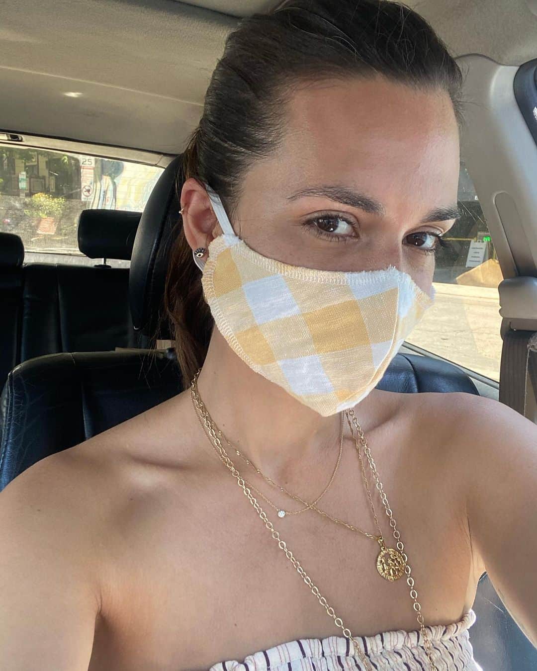 トーレイ・デヴィートのインスタグラム：「Wearing a mask is our way to show up for each other right now. It’s our way to be kind, aware and thoughtful. It is our contribution to help #stopthespread ! And best of all, it is EASY to do! 🌈💥👏🏽👏🏽👏🏽 I challenge ALL of you to do your part and #wearamask . Tag me in your photos, i want to see ! Stay safe 💕. Mask made with sustainable fabric by: @christydawn」