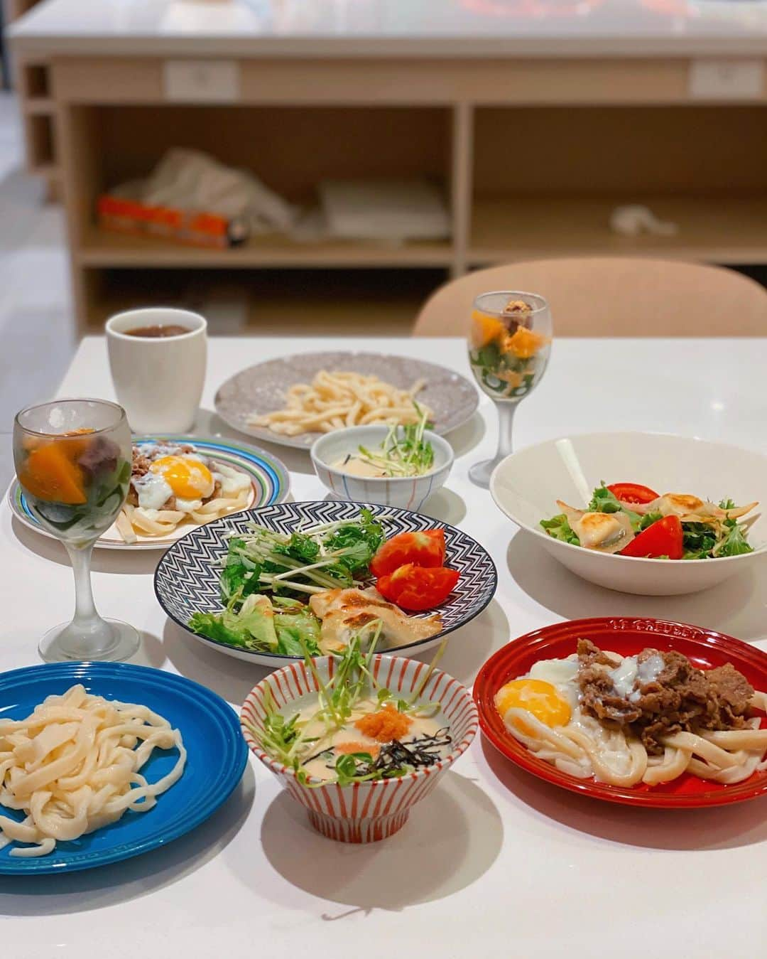 葉晟睿さんのインスタグラム写真 - (葉晟睿Instagram)「#kalvincooking 👨‍🍳第一堂料理課... ʕ•̫͡•ོʔ•̫͡•ཻʕ•̫͡•ʔ•͓͡•ʔ ⠀ ⠀ 最近下午要很常休假，要上料理課不然就是一堆預約的下午茶甜點哈哈哈ꉂ (๑¯ਊ¯)σ л̵ʱªʱªʱª ⠀ ⠀ ⠀ ❀昨日の菜單❀ ⠀ ⠀ ⠀↓ ↓ ↓ 【雙口味手製烏龍麵】 ⠀豆乳明太子烏龍麵 ⠀壽喜燒牛肉烏龍麵 ⠀  起士餛飩餃沙拉 ⠀ ⠀抹茶紅豆寒天 ⠀ ⠀ 🧂 @abccookingstudio_tw 敦化店 👨‍🍳 @kalvin.eats 👩‍🍳 @hsiaochi1214 📍台北市大安區敦化南路1段246號5樓  ⠀ ⠀ ⠀ ⠀  #abccooking #abccookingstudio #kalvineats #kalvineats台北 #kalvineats拉麵 #abccookingstudio_tw #taipeieats #taipeifoodie #eventtaiwan #asianmodels #taipeicafe #料理教室 #料理日記 #台北甜點 #台北景點 #台北鹹食 #台北料理 #東區 #東區美食 #信義區 #信義區 #南港美食 #南港展覽館 #烏龍麵 #忠孝敦化 #忠孝敦化站  #忠孝敦化美食 #自己煮 #明太子烏龍麵 #日式烏龍麵」7月30日 10時13分 - kalvin.yeh