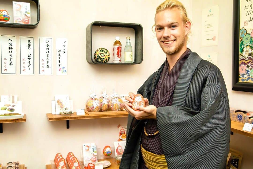 金沢着物レンタルshop心結〜kokoyui〜のインスタグラム：「はちまんさんは金沢の郷土玩具「加賀八幡起上り」をイメージした落雁です🍬 . 食べ終わった後も小物入れとして使えるので、お土産にぴったりです😃❣️ .  ︎金沢駅前 着物レンタル心結(ここゆい)  ⚫︎営業時間 : 9:00〜18:00 ⚫︎address : 金沢市本町1-3-39 ⚫︎tell : 076-221-7799 ⚫︎金沢駅から徒歩5分  ⚫︎コインパーキング補助あり  心結の着物一覧▶@kokoyui_kimono 振袖や袴はこちら▶@kokoyui_furisode 七五三やお子さんの着物はこちら▶@ .  #着物ヘア #ヘアセット #和服 #着物 #着物コーディネート #きもの #着物女子 #着物男子 #」