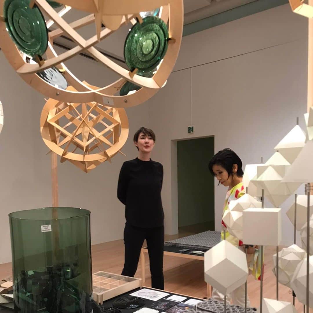 スプツニ子!さんのインスタグラム写真 - (スプツニ子!Instagram)「東京都現代美術館でのオラファー・エリアソン個展「ときに川は橋となる」をキュレーターの長谷川祐子さんの案内で観てきました。地球環境や貧困問題をリサーチ・提言しながら直感的にも美しい作品を作り続けるオラファーは、間違いなくいま私が最も尊敬するアーティスト。これだけ多くの作品が東京で観られるのはチャンスです。9/27まで☺️ 長谷川祐子さんとのオラファー談は来月発売の雑誌「Pen」に掲載予定です🙌 #東京都現代美術館　#olafureliasson #yukohasegawa」7月30日 10時20分 - 5putniko