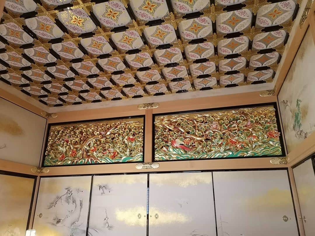 高見こころさんのインスタグラム写真 - (高見こころInstagram)「先日のことですが、 撮影で名古屋に行かせていただき 合間のオフで名古屋巡りしました📷✨  何気に名古屋観光は初めて。  名古屋城行ったのにまさかの工事中で天守閣に入れず🏯  それ、入る前に言ってくれないのですかね😂  金の鯱に乗りたかった笑  代わりに本丸御殿を観て、名古屋名物食べて、地酒の飲み比べも堪能しました😸💕  #撮影オフ #ロケ #名古屋 #名古屋観光 #名古屋グルメ #名物料理 #名古屋地酒 #名古屋城🏯 #天守閣 #工事中 #入れず #本丸御殿 #きしめん #手羽先唐揚げ #nagoya #nagoyafood #nagoyacastle🏯 #nagoyasake」7月30日 10時36分 - cocoro_takami