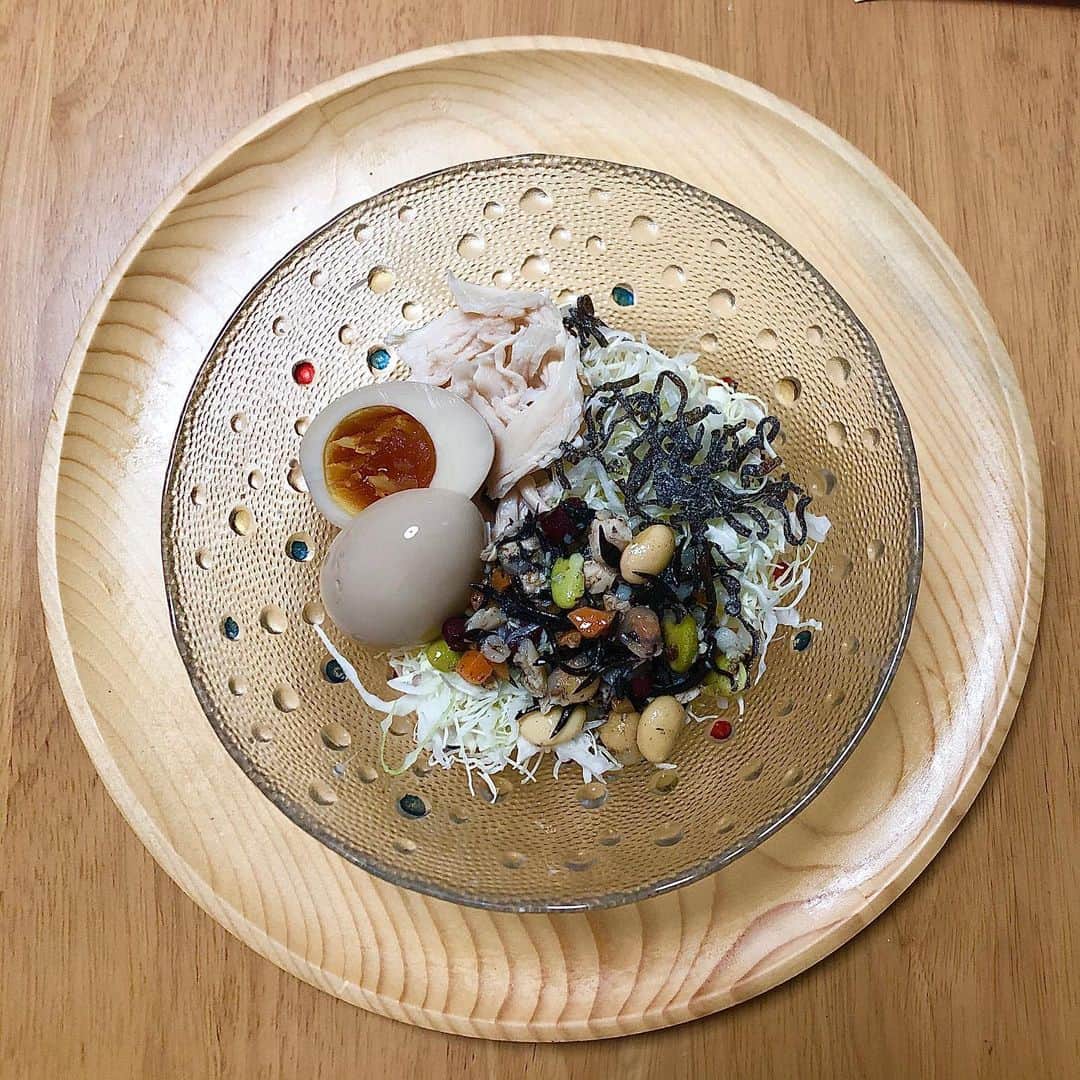 みのり(26)＠東京 ダイエットのインスタグラム：「. . 朝ごはん . #ダイエットごはん . . #セブンイレブン チキンと豆のサラダ チキンサラダ 半熟煮卵 (塩昆布+オリーブオイル) . . ふう、 今日の朝ごはんも丁寧にできた。 朝と昼兼用♡ . . 最近は、友達に合わせて 外で食べることが多いから . ひとりの時は、質素に。(まぁコンビニ) . . これからお仕事いってきます😆👍 . . ◉ライザップ公認の紹介アンバサダーです。 〜紹介特典で、お安く入会できます〜 . ▶︎全国どの店舗でもOK ▶︎カウンセリング予約前にご連絡ください . 📺RIZAP TVCM出演 🏅RIZAP BMG ファイナリスト2017.2018 . #rizap #ライザップ #ダイエット #diet #レコーディングダイエット #ダイエッター #公開ダイエット  #食べて痩せる #おうちごはん #食べる #糖質制限 #低糖質ダイエット #和食 #クッキングラム #自炊女子 #腸内環境 #食事管理 #痩せる食事 #コンビニ」