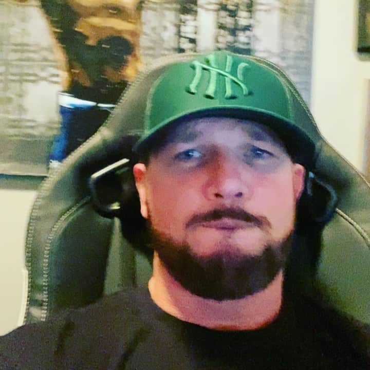 アレン・ジョーンズのインスタグラム：「Tonight at 10pm I’m teaming with Corsair to save the children. Save the children is a charity in over 120 countries with 87 cents of every dollar going directly to the mission.  Join me on Twitch.tv/stylesclash and let’s save the children.」