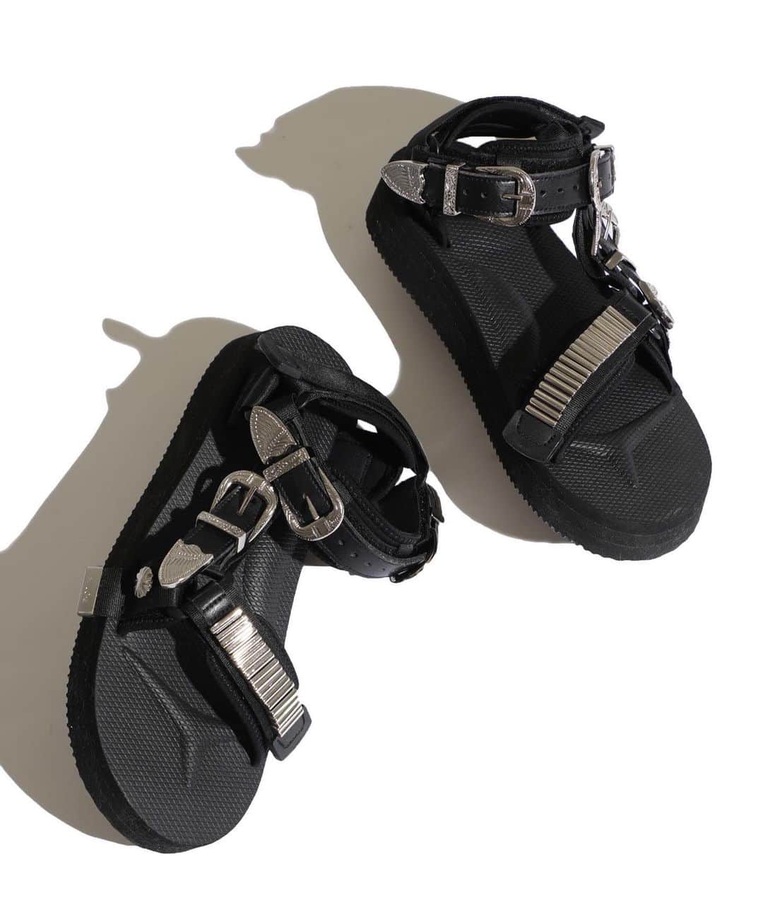 谷正人のインスタグラム：「TOGA×SUICOKE⁣ 大人気２ブランドのコラボサンダル、昨日発売しました！ ⁣⁣残りわずかです！ #STUDIOUS #ステュディオス #togapulla #togaarchives #トーガ #suicoke #スイコック #サンダル⁣ #studious_womens #tokyo #東京 #20aw」
