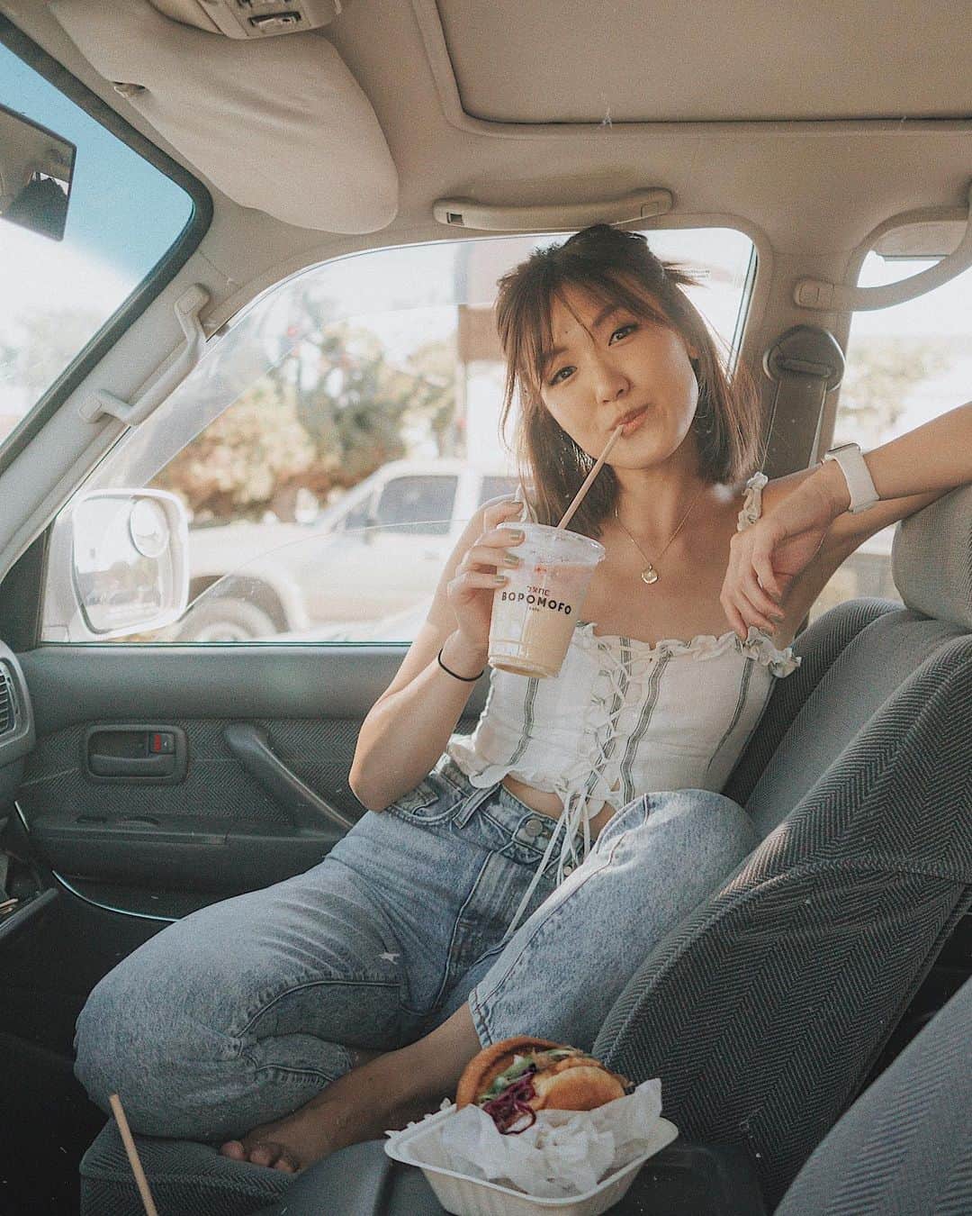 W E Y L I Eのインスタグラム：「Lunch dates in the car 🦦」