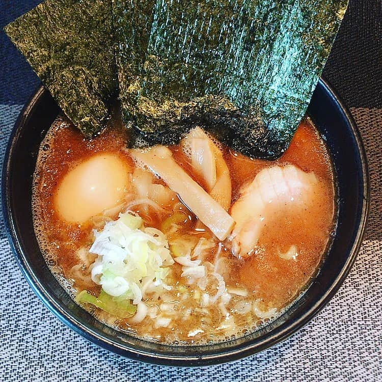 norimotoのインスタグラム：「今月の人気ラーメン🍜  特製ラーメン チャーシュー2枚 味玉 海苔3枚 メンマ通常の2倍 ネギ通常の2倍 ボリュームラーメンです🍥 #食事 #食品 #ディナー #肉 #プレート #料理 #おいしい #ランチ #ボウル #野菜 #レストラン #トマト #新鮮 #グルメ #調理 #健康的 #ニンジン #スープ #ダイエット #食べる #ソース #ジャガイモ #栄養 #テーブル #ホット #コンテナー #メンマ通常 #特製ラーメン #2倍 ボリューム #ネギ通常」