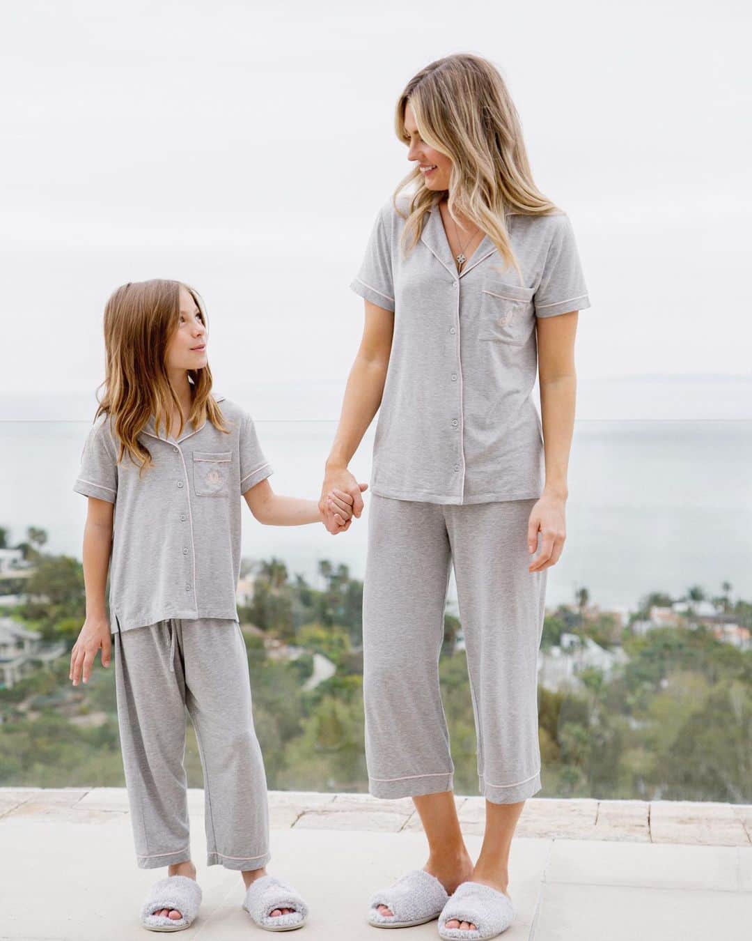 のインスタグラム：「Pajamas with a dreamy twist ✨ #barefootdreams #disneyxbarefootdreams」