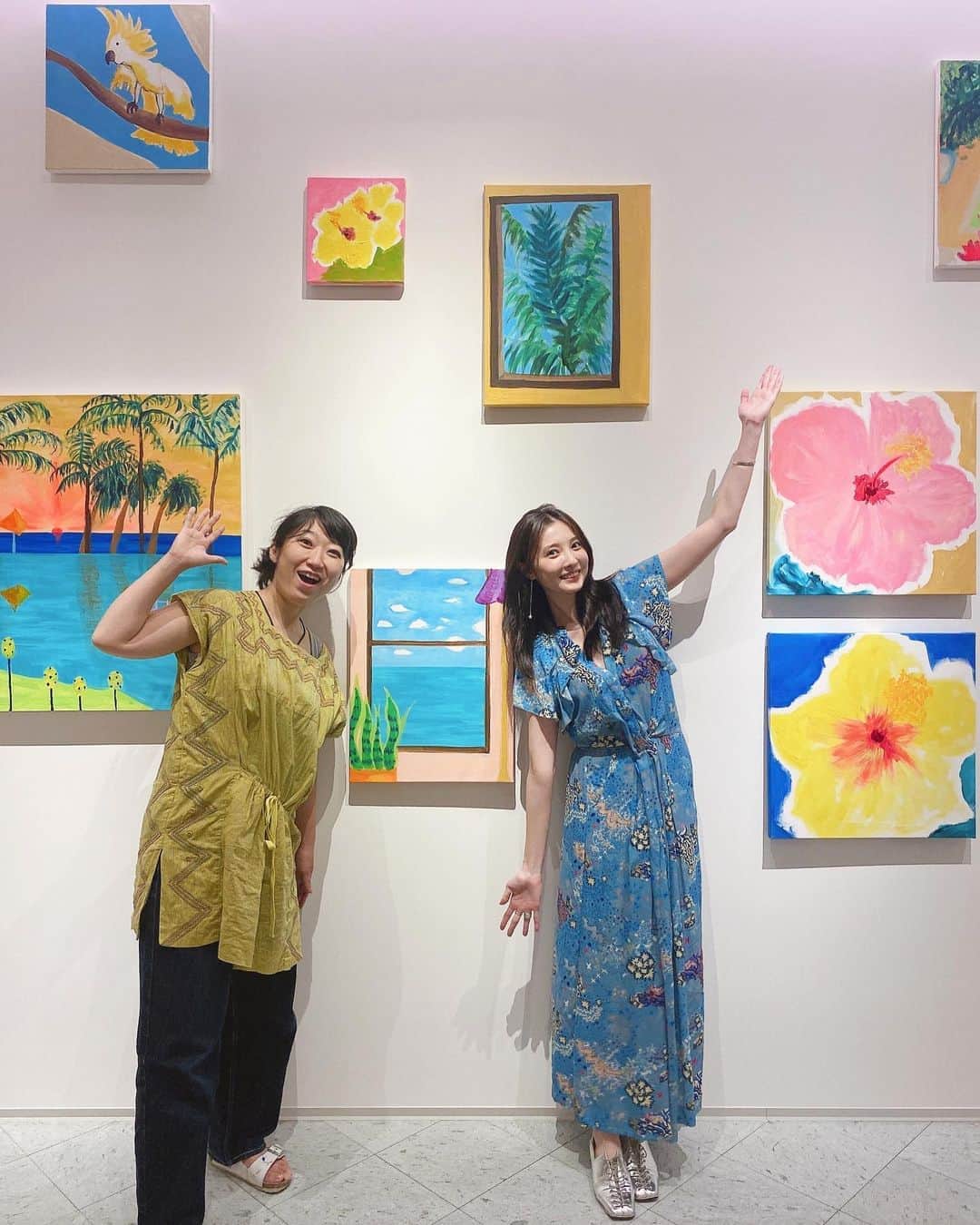 大石絵理のインスタグラム：「エリーさんの個展を見せてもらいました🌴🌴 柔らかいエリーさんのタッチと明るい色使いがかわいかったぁ☺️❤️ 旅行に行けないけどね絵で楽しめました🌈 私も合わせてリゾートぽいドレスで参戦！笑 @zadigetvoltaire のものです🧚🏼 ミッドタウンの一階のISETAN SALONE(fuji filmのひだり)で展示されているのでぷらっと見に行ってみてくださいね♪ スナックエリーもありがとうございました🦋💕」