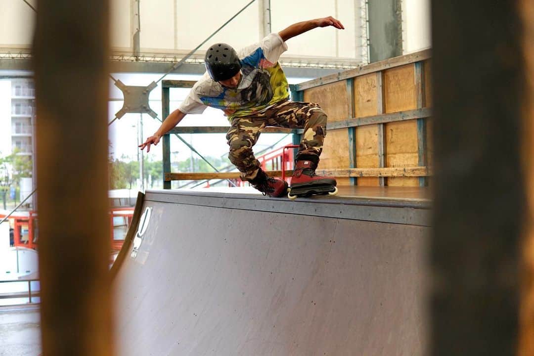 安床武士のインスタグラム：「TOP ACID / @chihiroaki . 腕のラインが綺麗👍 撮影楽しい。 #typhoto  #roces #rollerblading #inlineskate #aggressiveinline #インラインスケート #ローラーブレード #sony #sigma #goodskates #gskatepark #gスケートパーク」