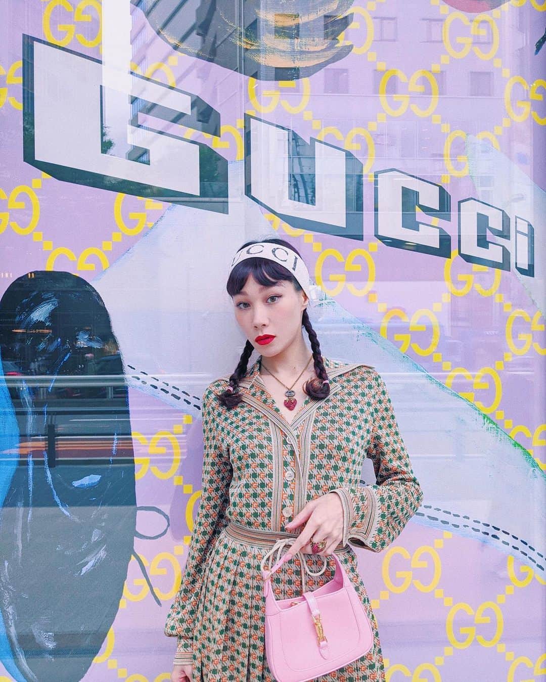 マドモアゼル・ユリアのインスタグラム：「横尾忠則さんのアートに包まれたGUCCIのお店！内装も素敵でした💖 オープンしたばかりの渋谷ミヤシタパークに遊びに行ってきました🌹  #GUCCIxTOKION @gucci #GucciShibuyaMiyashitaPark #横尾忠則 #gucci #tadanoriyokoo」