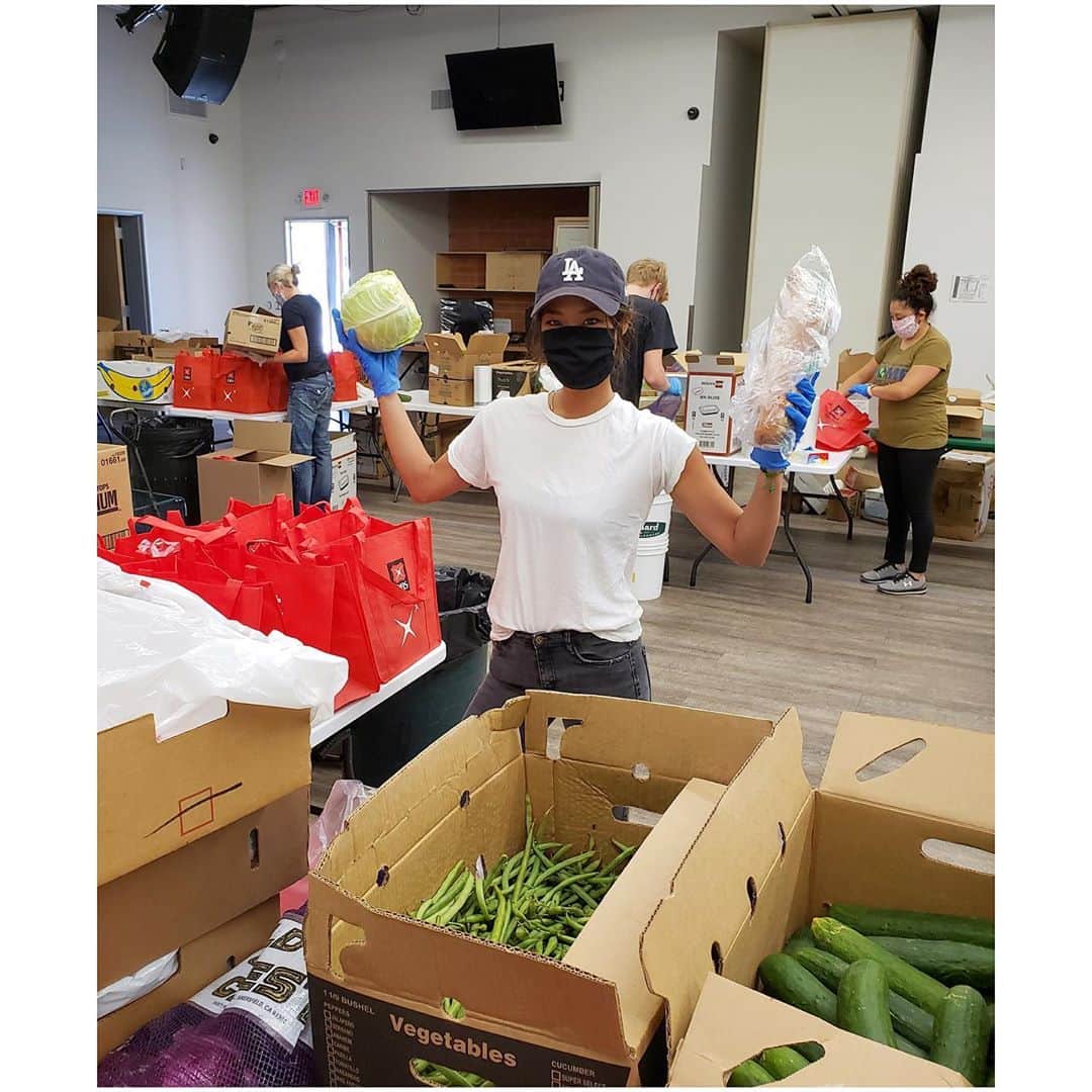 ジェラ・マリアーノのインスタグラム：「Fun day volunteering with @apch2830 packing 500+ meals for 300 families in South Central LA. A Place Called Home has an inspiring history, message & approach as a refuge for children>adults seeking a safe space to thrive to their full potential. Check out apch.org for more info & get involved in your communities people! Changing the world starts at home💛🏠🌱 #restaurantworkersreliefprogram @brokenspanishla @leeinitiative @chefraygarcia @chefedwardlee @makersmark @audi」