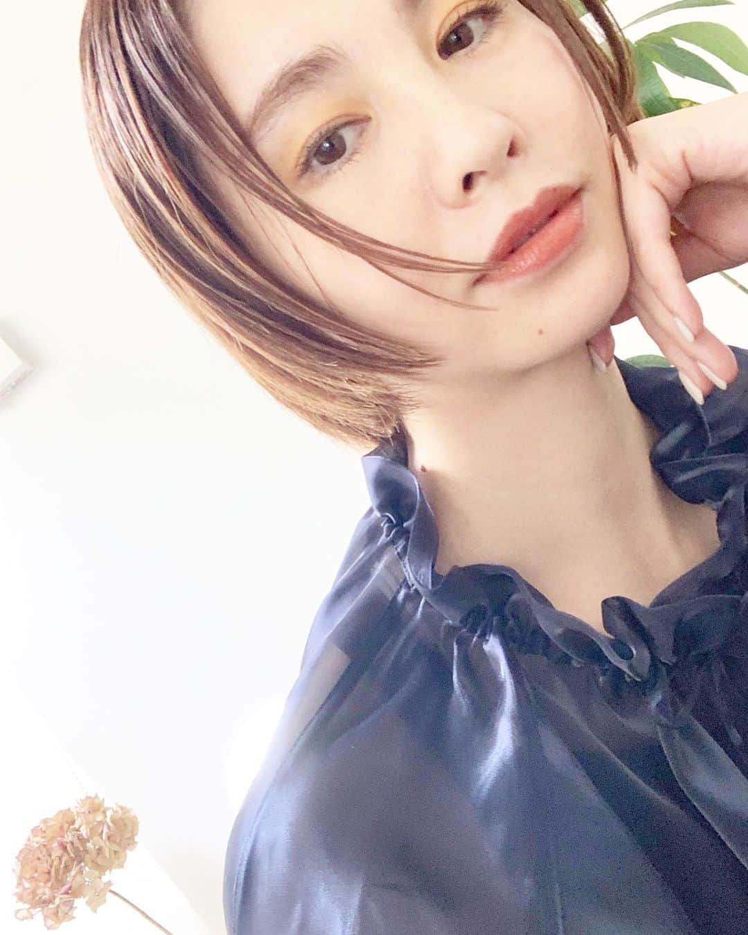二ノ宮和佳子のインスタグラム：「Organza Drost Blouse @aewen_matoph   以前、白を着てたオーガンジーブラウスのネイビー 今日はちょっと涼しいので、襟元にギャザーをよせてシックに着てみました トランスペアレント感と光沢感がおススメです  シックなネイビーには、 @celvoke.jp のイエローオレンジのアイシャドーでカラーを足しました  #celvorke #aewenmatoph #イウエンマトフ」