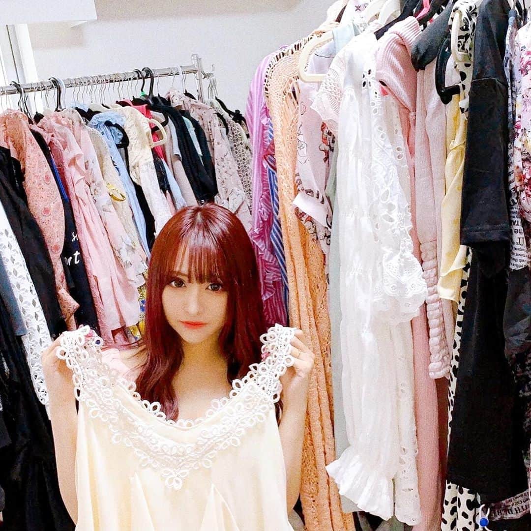 姉agehaのインスタグラム：「👗✨👗✨ ・ ここは @rina__sakurai の秘密？のクローゼット部屋（もしかしたら別に秘密じゃないかも）👗✨ ・ お洋服持ちのさくりなは、普通のクローゼットじゃ全然足りないからお洋服を収納するために一部屋用意してるんだって🥺 ・ ていうかコロナ終息したら早くフリマやりたいのですよ…😢😢 ・ #さくりな #桜井莉菜 #クローゼット  #お洋服  #fashion  #お部屋  #shooting  #姉ageha」